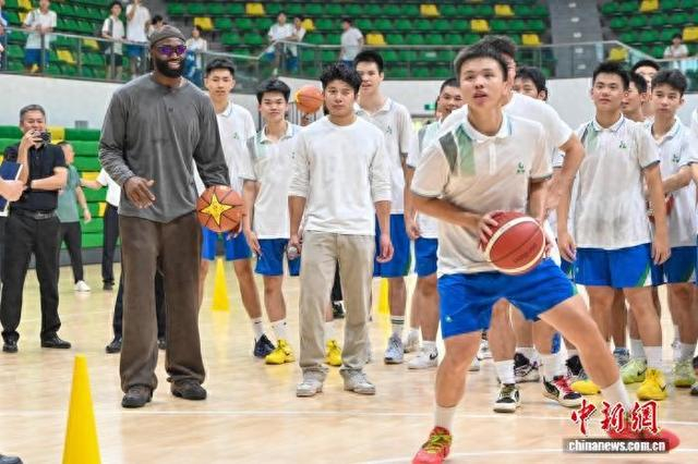 开云登录入口地址-NBA球星杰伦·布朗到访广州与中学生互动|美国职业篮球联赛|华南师范大学附属中学|中新社|篮球|波士顿凯尔特人队_新浪体育_新浪新闻